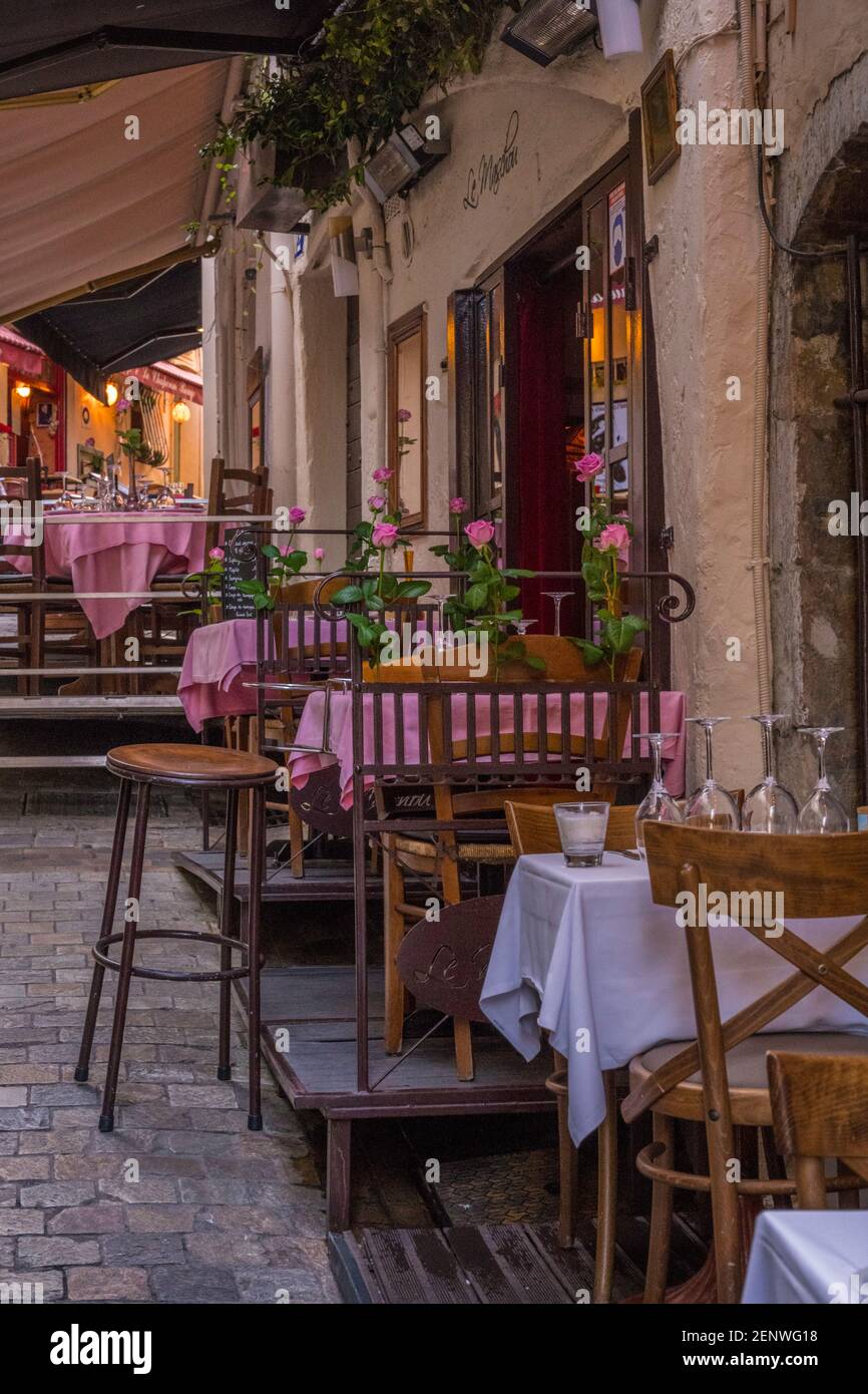 Tische mit Tischdecken in einem kleinen, malerischen Restaurant in Cannes, Frankreich. Stockfoto