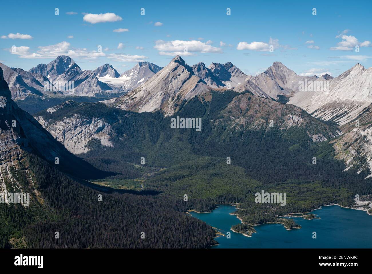 Panoramablick auf den Upper Kananaskis Lake und die wunderschöne Bergkette vom Sarrail Ridge im Kananaskis Country, Alberta, Kanada. Stockfoto