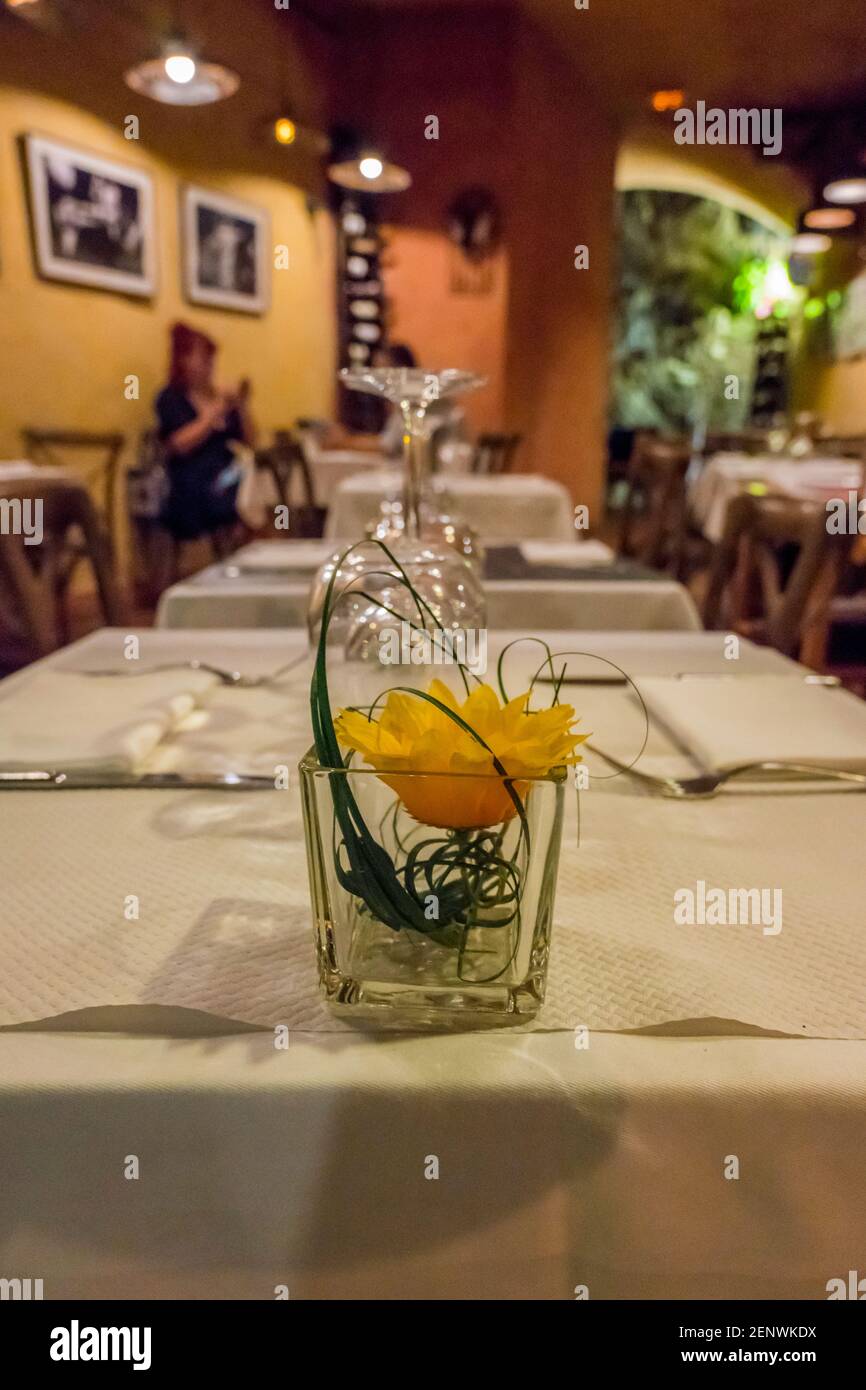 Tische in einem Restaurant in Cannes, Frankreich. Stockfoto