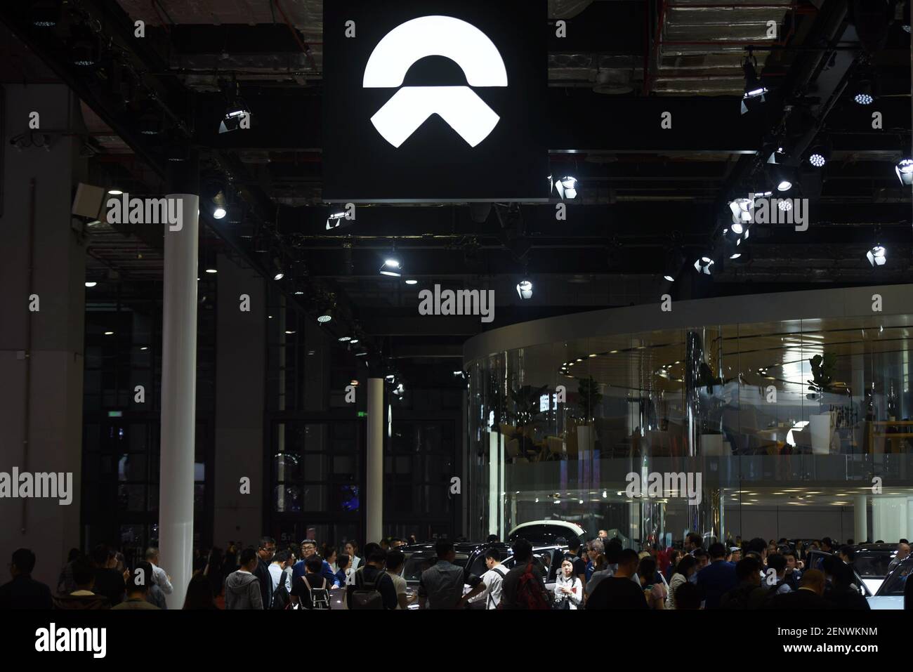 --FILE--Menschen besuchen den Stand von NIO während der Shanghai International Automobile Industry Exhibition 18th, auch bekannt als Auto Shanghai 2019, in Shanghai, China, 21 April 2019. Die US-Aktien des chinesischen Elektroautos NIO Inc, ein Rivale von Tesla Inc, sind am Dienstag um mehr als 18% gefallen, nachdem das Unternehmen einen Rückgang der vierteljährlichen Fahrzeugverkäufe verbucht hatte, was auf eine Verlangsamung des Wachstums aufgrund des Handelskrieges zwischen den USA und China zurückzuführen ist. (Foto von Shan HE - Imaginechina/Sipa USA) Stockfoto
