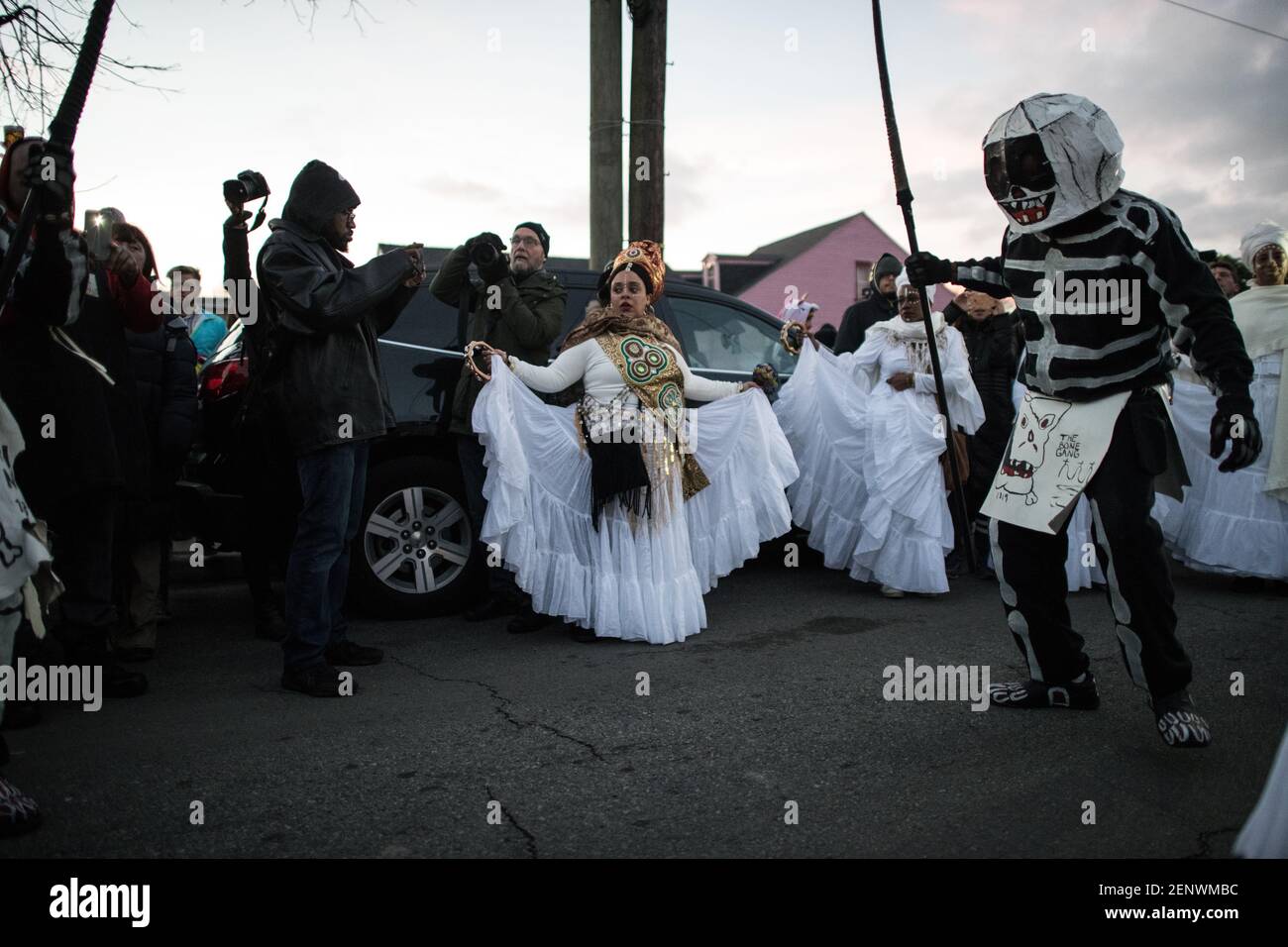 Die Schädel- und Knochenbande mit den Mystic Seven Sisters in den Straßen des New Orleans Mardi Gras Morgen bei Sonnenaufgang. Stockfoto