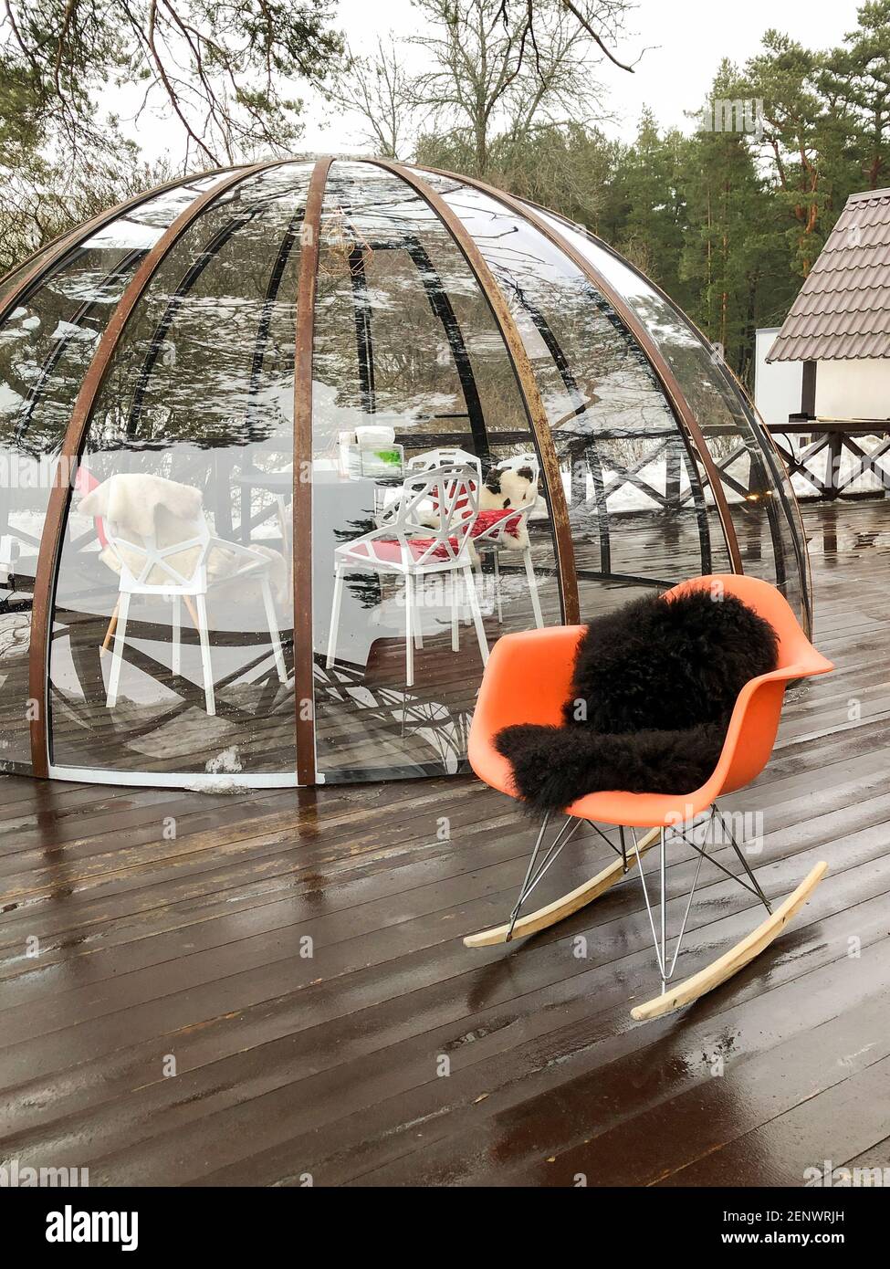 Kreative Outdoor-Esstische in Blasen während der Coronavirus covid-19 Pandemie. Soziale Distanz. Stockfoto