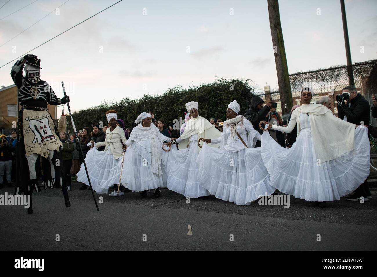 Die Schädel- und Knochenbande mit den Mystic Seven Sisters in den Straßen des New Orleans Mardi Gras Morgen bei Sonnenaufgang. Stockfoto