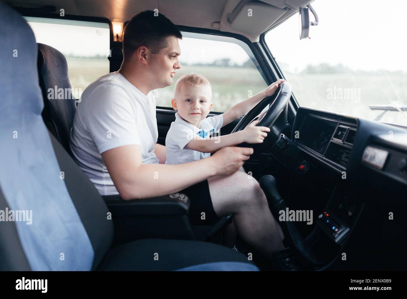 Sohn und Vater spielen mit dem Lenkrad im Auto Stockfotografie - Alamy