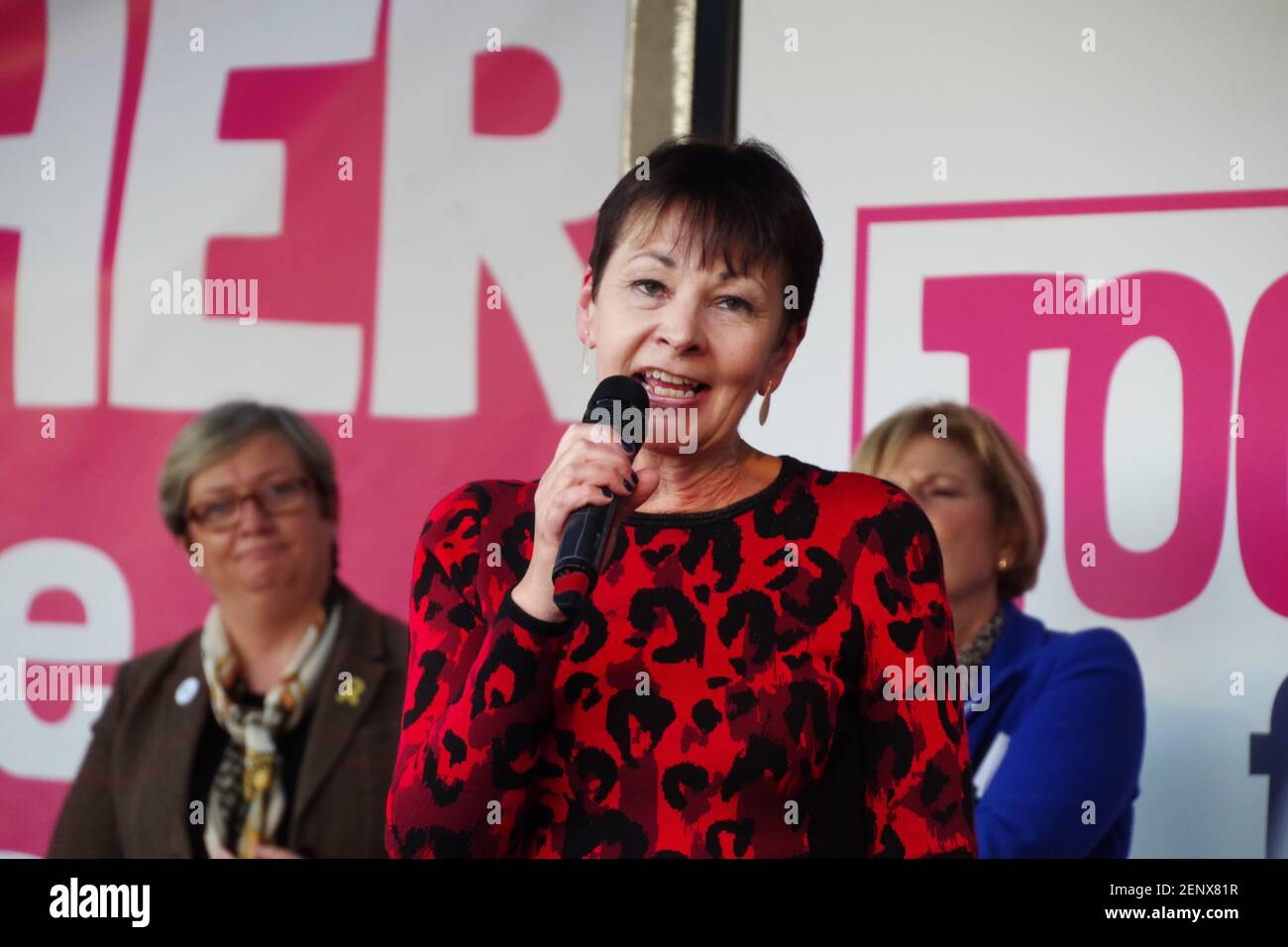 Die britische Politikerin Caroline Lucas spricht am 19. Oktober 2019 auf dem Parliament Square in London beim "Third People's Vote March". Hinter ihr liegen Joanna Cherry und Anna Soubry. Stockfoto