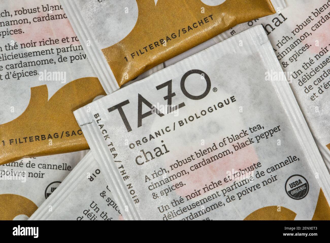 Houston, Texas USA 02-25-2021: Ungeöffnetes Tazo Chai Geschmack Teebeutel quadratische Pakete lose verstreut, Makrobild. Das Unternehmen wurde 1994 gegründet. Stockfoto