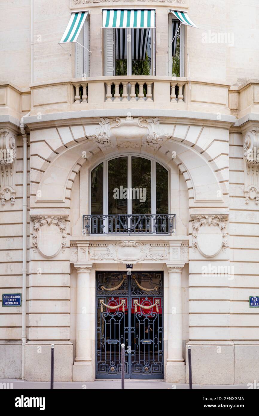 Verziertes schwarzes Tor und Eingang zum Gebäude in Saint-Germain-des-Pres, Paris, Ile-de-France, Frankreich Stockfoto