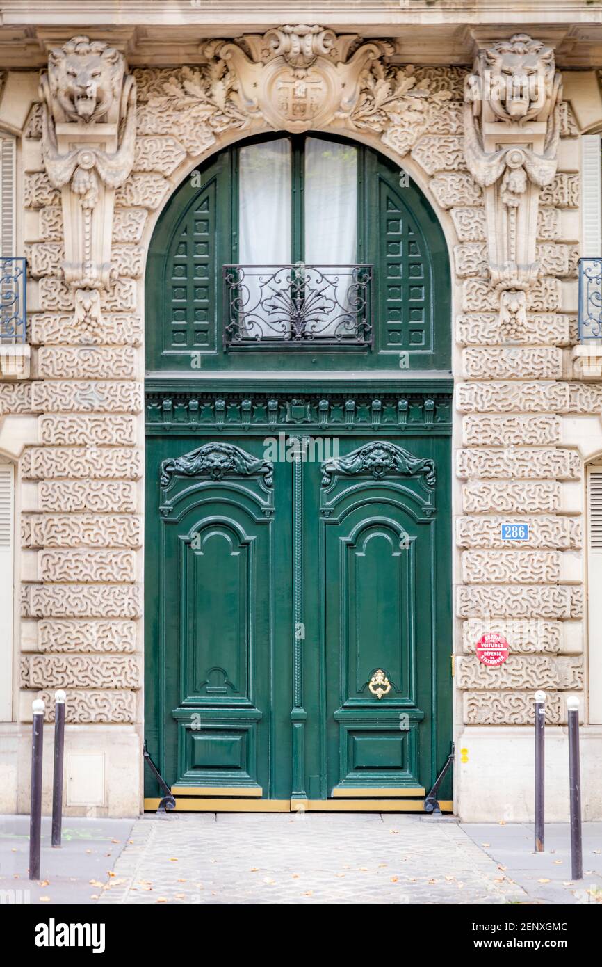 Grüne Doppeltüren in St-Germain-des-Pres, Paris, Ile-de-France, Frankreich Stockfoto