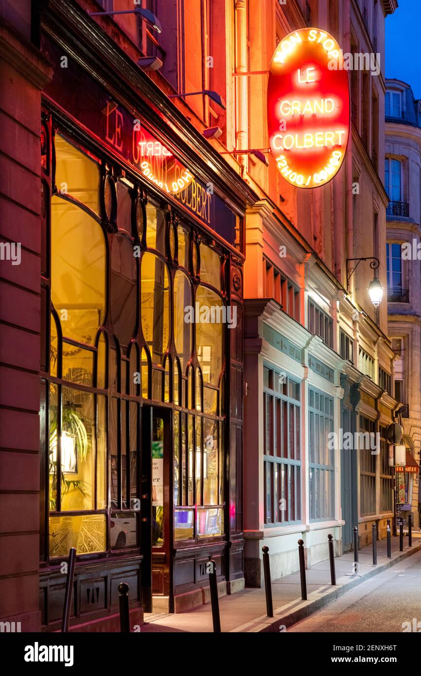 Blick auf die Rue Vivienne des Restaurants Le Grand Colbert - im Film "Something's Gotta Give" - 2nd Arrondissement, Paris, Frankreich Stockfoto