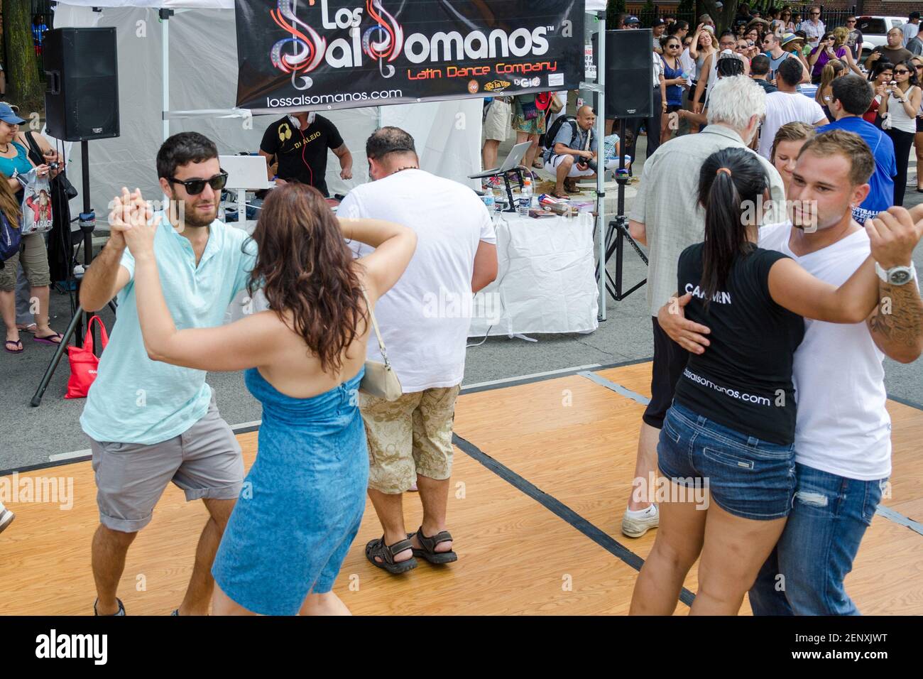 Salsa auf dem St. Saint Clair Festival Szenen: Tänzer in verschiedenen Posen spielen ihre eigene Interpretation der Salsa auf der Straße auf dem Salsa auf St. Clair fes Stockfoto