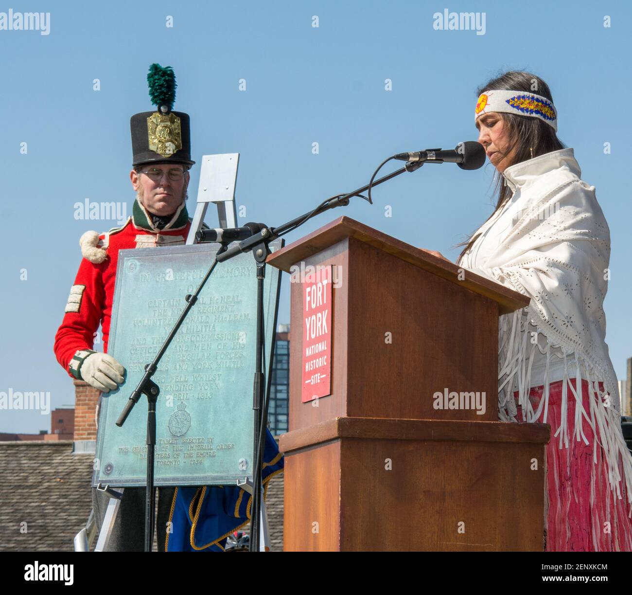 Kanadische First Nations: Persönlichkeiten nehmen an der Gedenkfeier zum 200. Jahrestag der Schlacht von York Teil, wie sie in Toronto zu sehen ist Stockfoto