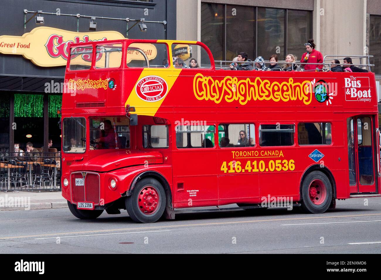 Toronto City Tours: Roter Doppeldeckerbus fährt vorbei an einem McDonald's Downtown in der Stadt. Stockfoto