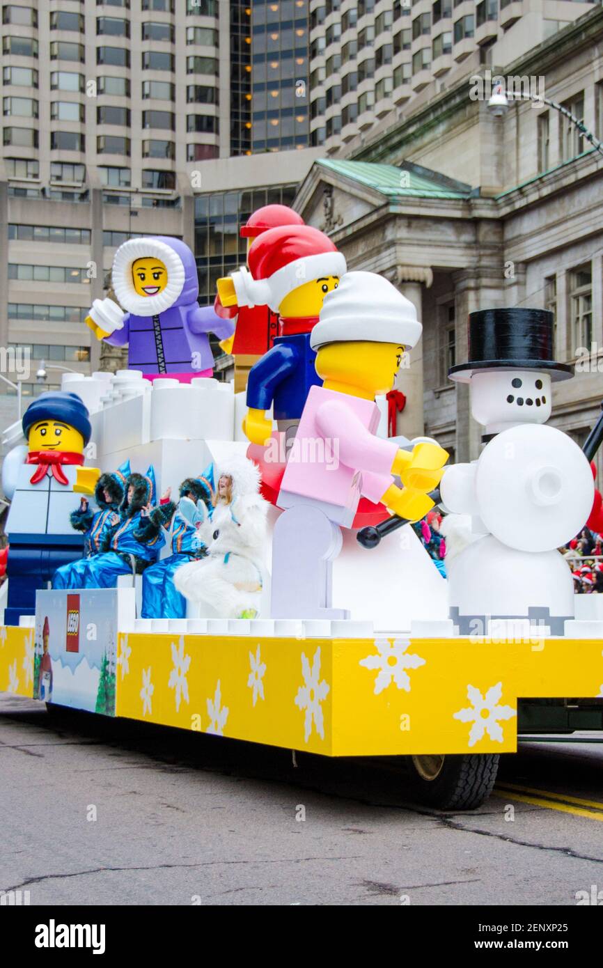 LEGO-Spielzeug schwebt zur Feier der Weihnachtsmann-Parade 109th. Mehr als eine halbe Million Menschen besuchen die Parade jedes Jahr. Stockfoto