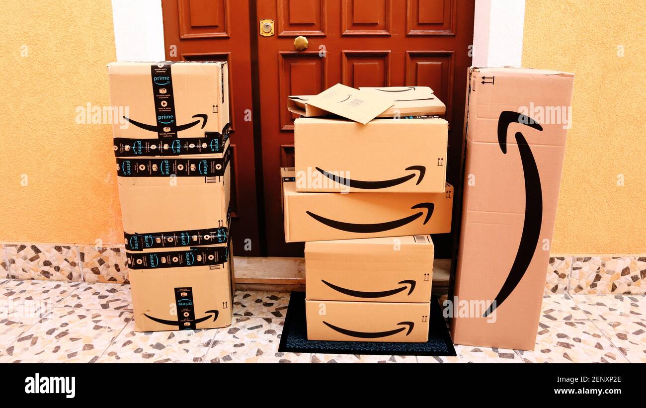 AMAZON Kartons werden zu Hause an die Haustür geliefert Stockfotografie -  Alamy