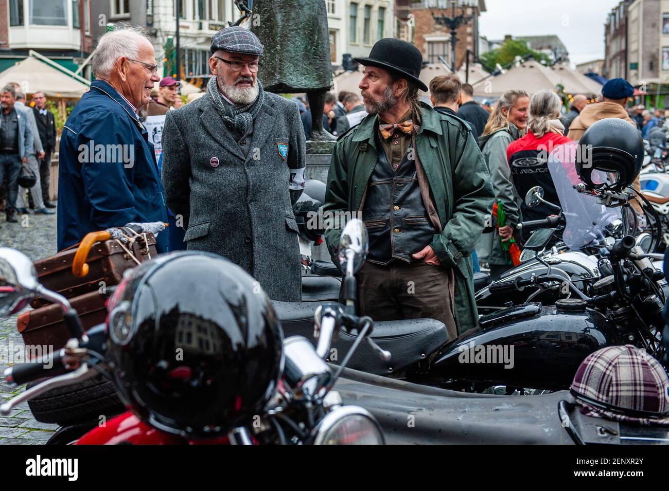 Drei Männer tragen Retro Kleidung gesehen sprechen rund um die Motorräder.  Der Distinguished Gentleman Ride vereint klassische und Vintage Style  Motorradfahrer auf der ganzen Welt, um Kapital und Bewußtsein für  Prostatakrebs Forschung