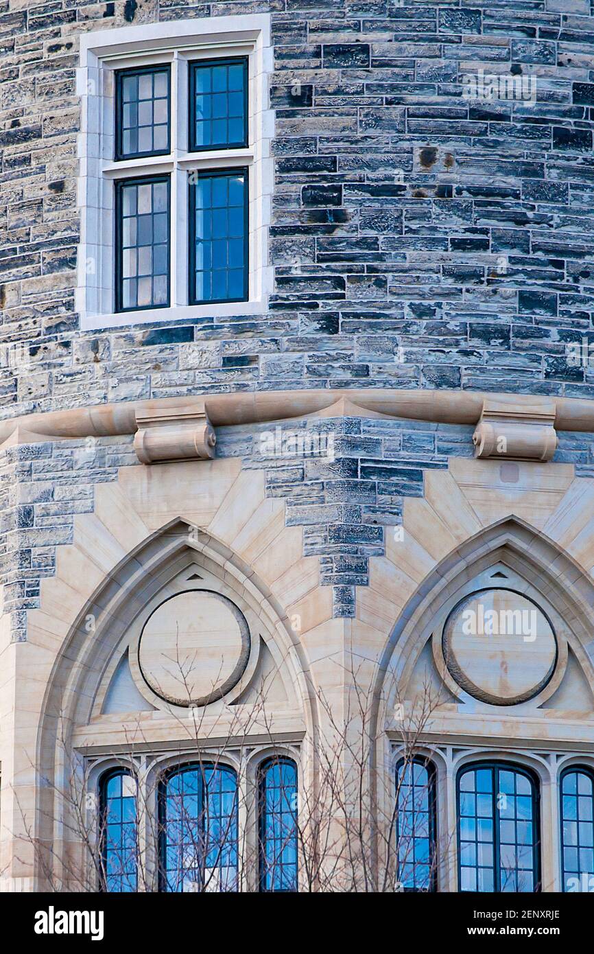 Casa Loma Gotisches Revival architektonisches Detail: Fenster in einem runden Turm der alten Steinburg Stockfoto