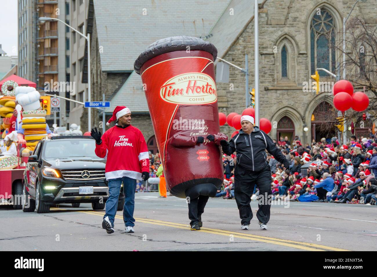 Große Tim Horton Kaffee marschieren in der Feier der Ausgabe 109th der Santa Claus Parade. Mehr als eine halbe Million Menschen nehmen an der Parade Teil Stockfoto