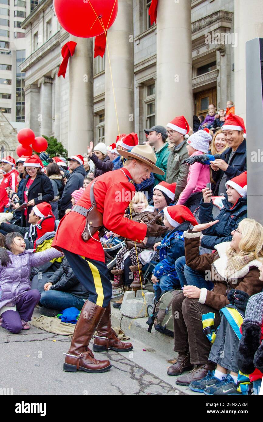 Canadian Mountie begrüßt die breite Öffentlichkeit zur Feier der Ausgabe 109th der Santa Claus Parade. Mehr als eine halbe Million Menschen besuchen die p Stockfoto