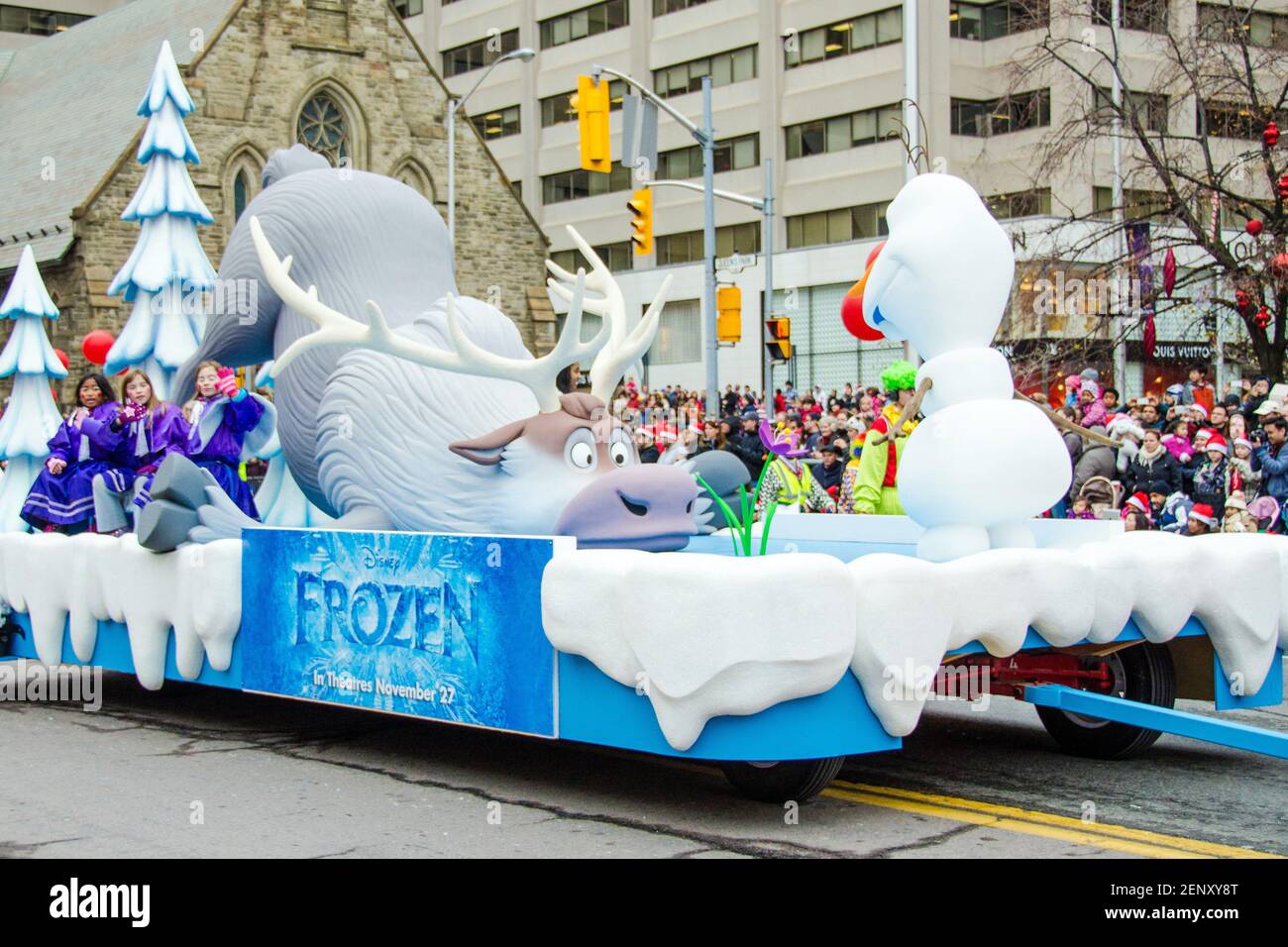 Frozen Thema schweben zur Feier der Ausgabe 109th der Santa Claus Parade. Mehr als eine halbe Million Menschen besuchen die Parade jedes Jahr. Stockfoto