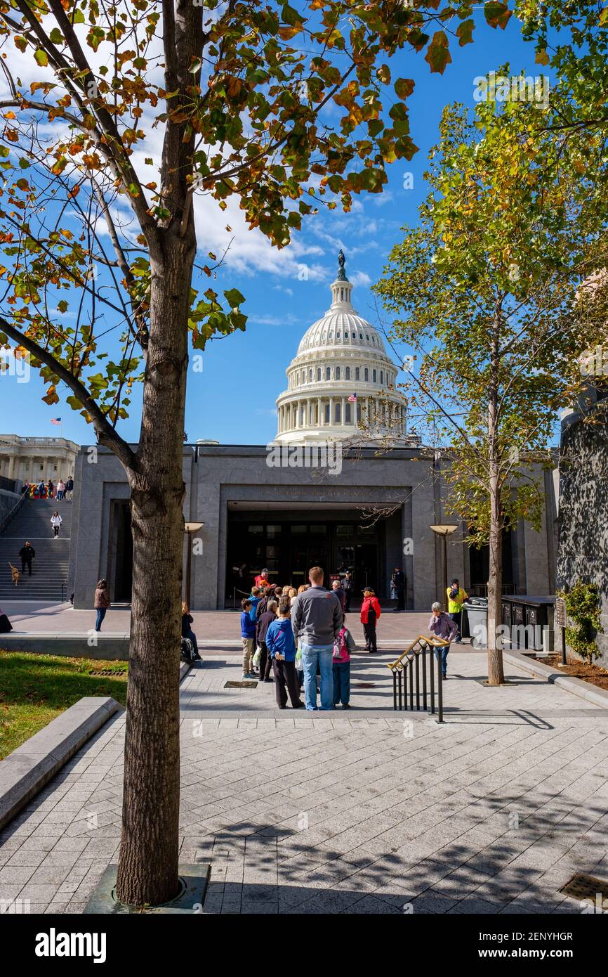 Touristen warten in der Schlange am Eingang des US Capitol Building Besucherzentrums, Washington DC, USA Stockfoto