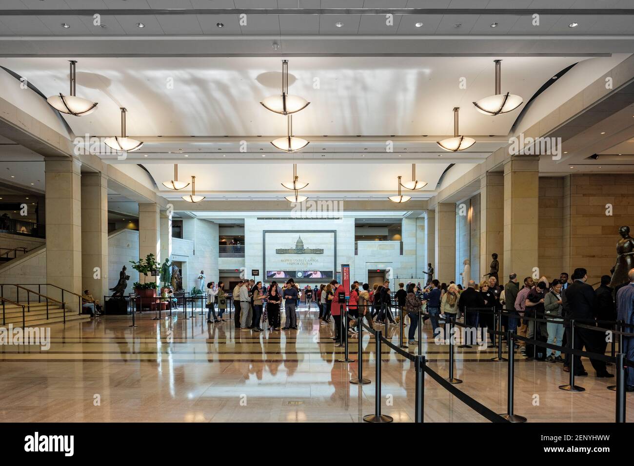 Touristen, die in Reihe warten, um an einer Führung im US-Kapitolgebäude in Washington DC, USA teilzunehmen Stockfoto