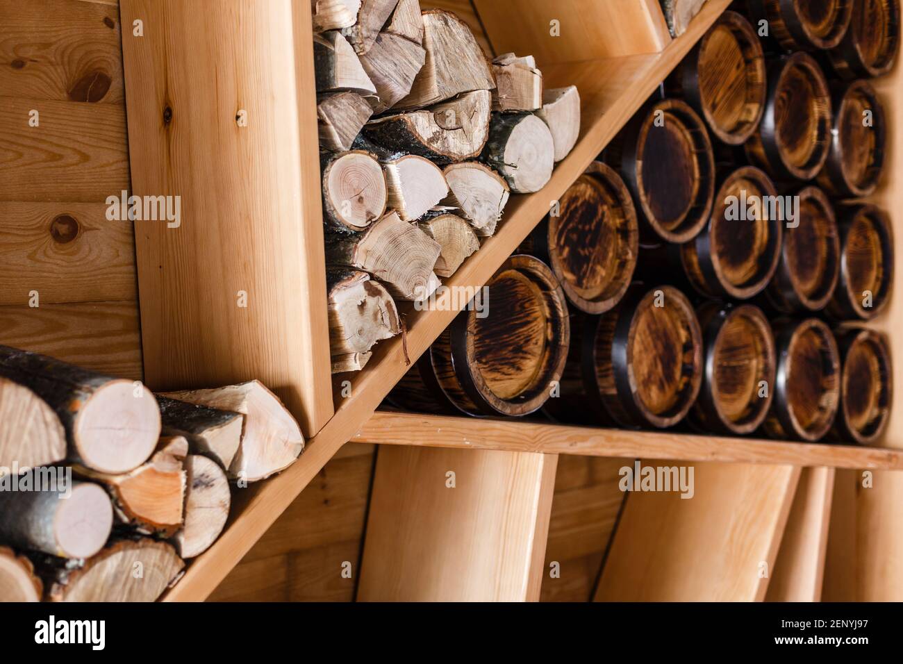 Weinfässer und Brennholz Stockfoto