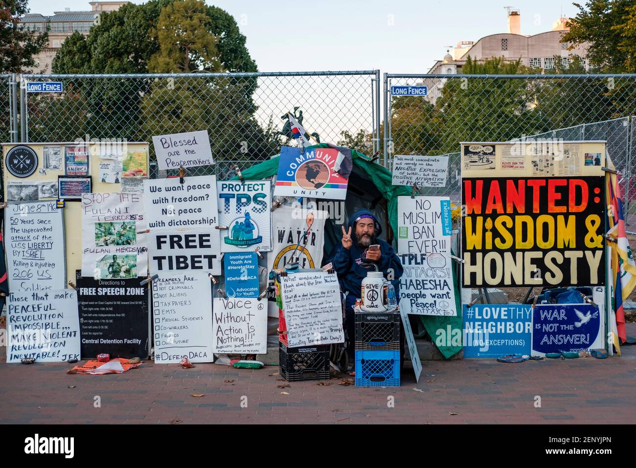 Friedensaktivistin mit Protestschildern vor dem Weißen Haus, Washington D.C., USA Stockfoto