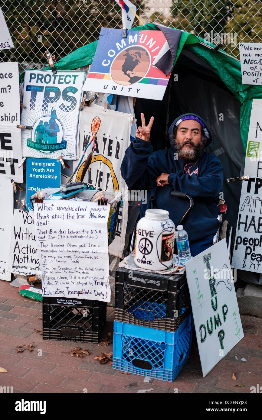 Friedensaktivistin mit Protestschildern vor dem Weißen Haus, Washington D.C., USA Stockfoto