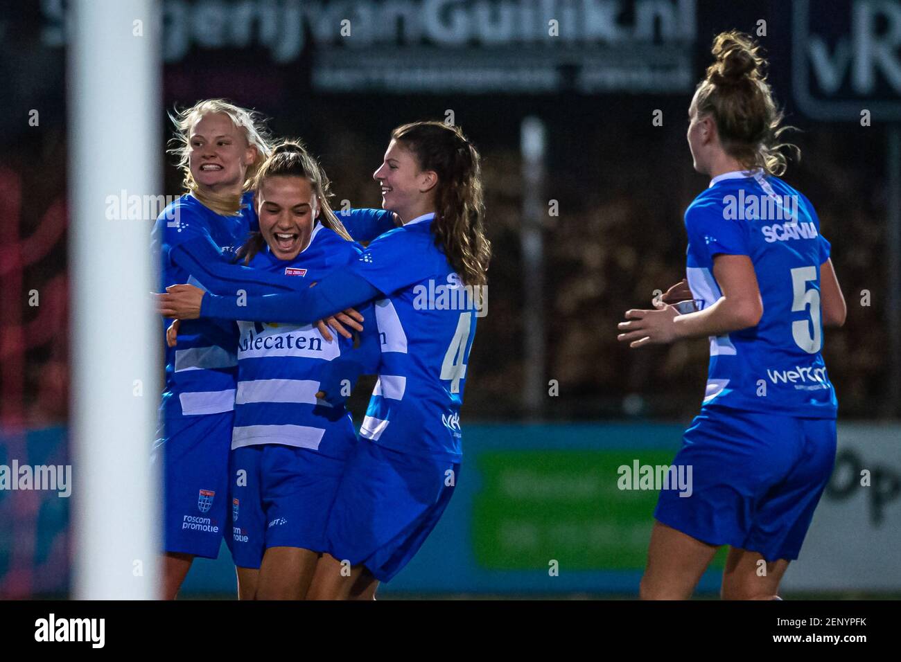 ZWOLLE, NIEDERLANDE - FEBRUAR 26: Naomi Hilhorst von PEC Zwolle feiert ein Tor mit Teamkollegen während des Women Eredivisie-Spiels zwischen PEC Stockfoto