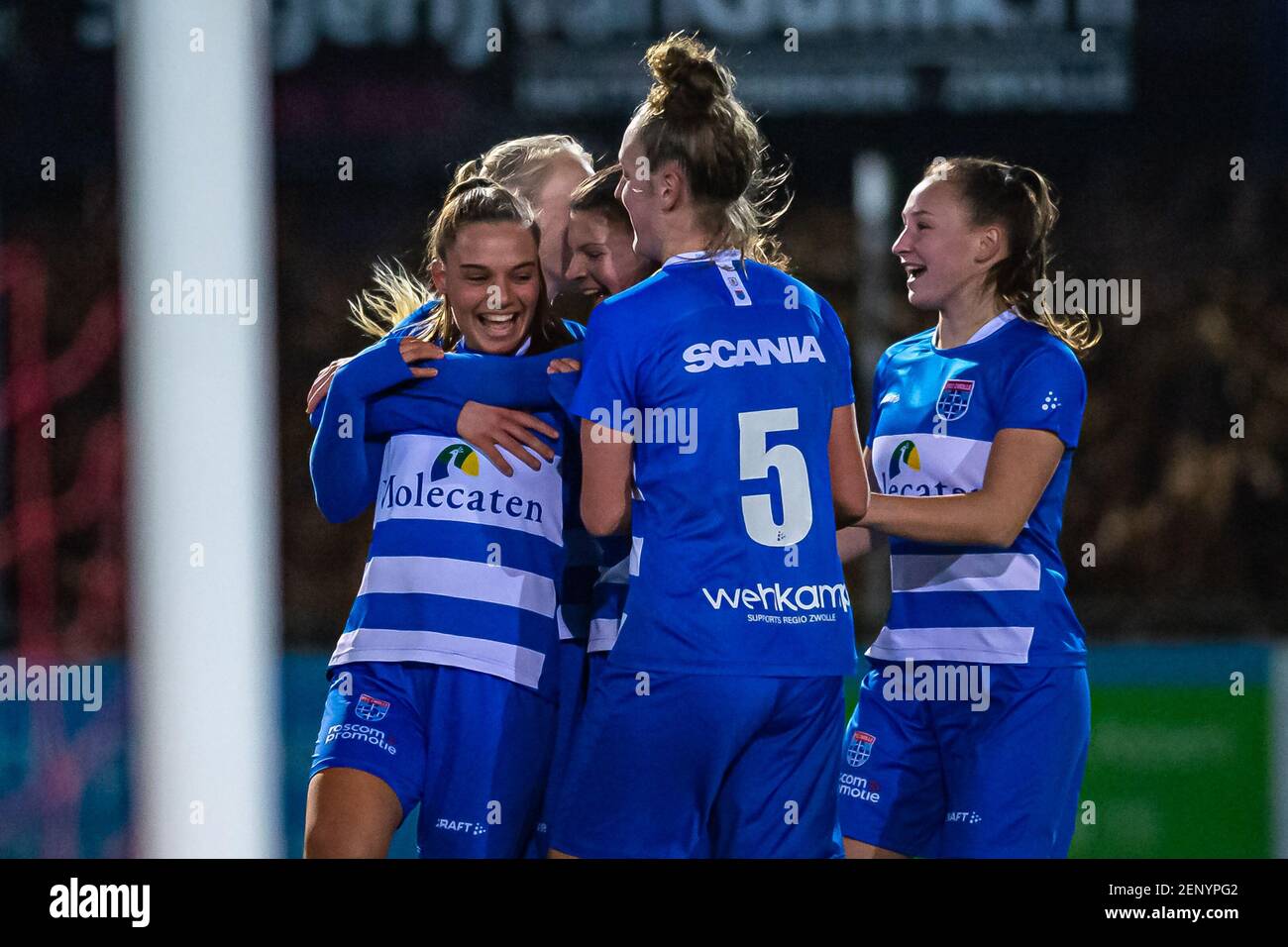 ZWOLLE, NIEDERLANDE - FEBRUAR 26: Naomi Hilhorst von PEC Zwolle feiert ein Tor mit Teamkollegen während des Women Eredivisie-Spiels zwischen PEC Stockfoto