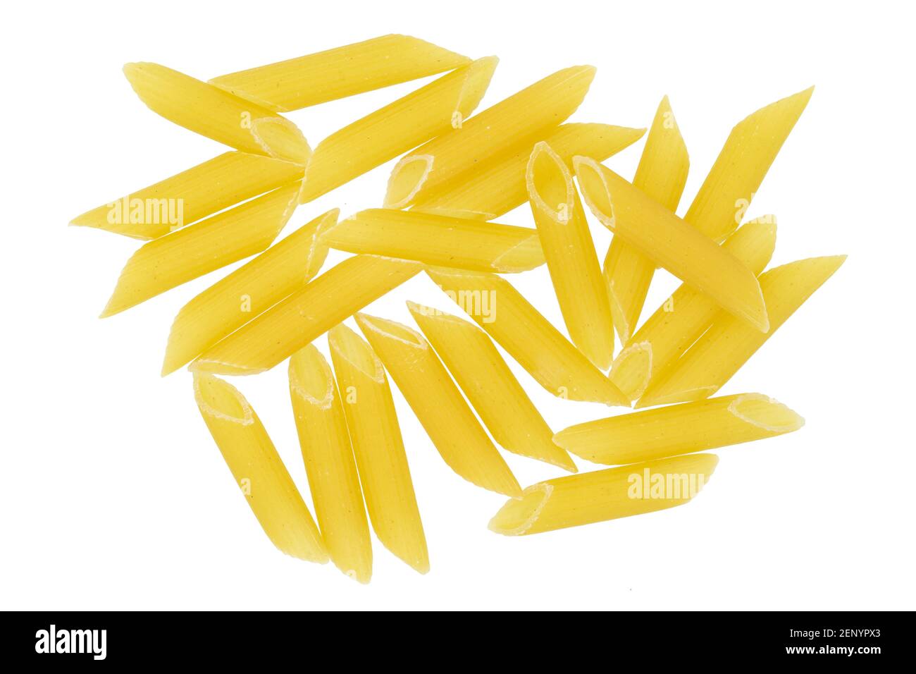 Rohe italienische Penne Rigate Pasta isoliert auf weißem Hintergrund, Draufsicht Stockfoto