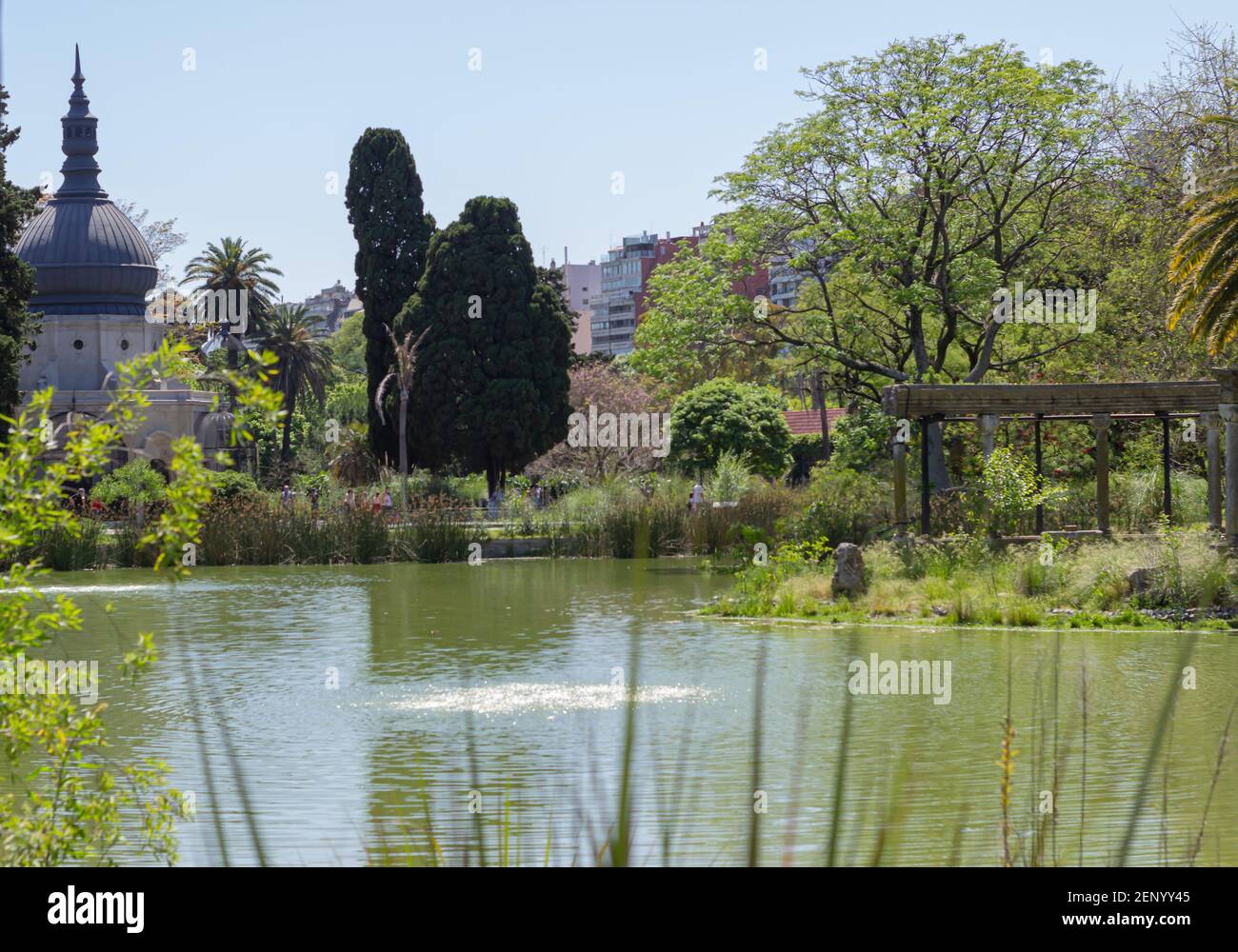 See in einem Stadtpark an einem sonnigen Tag. Stockfoto