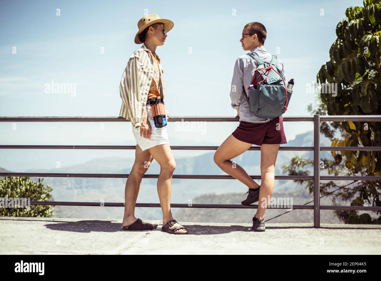 Sommer Freundin Touristen plaudern mit Blick auf mexikanische Kanyon Stockfoto