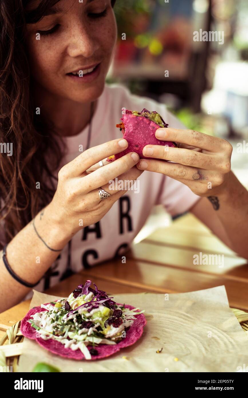 Attraktive Alternative weibliche Ernährung gesunde bunte mexikanische Lebensmittel Stockfoto