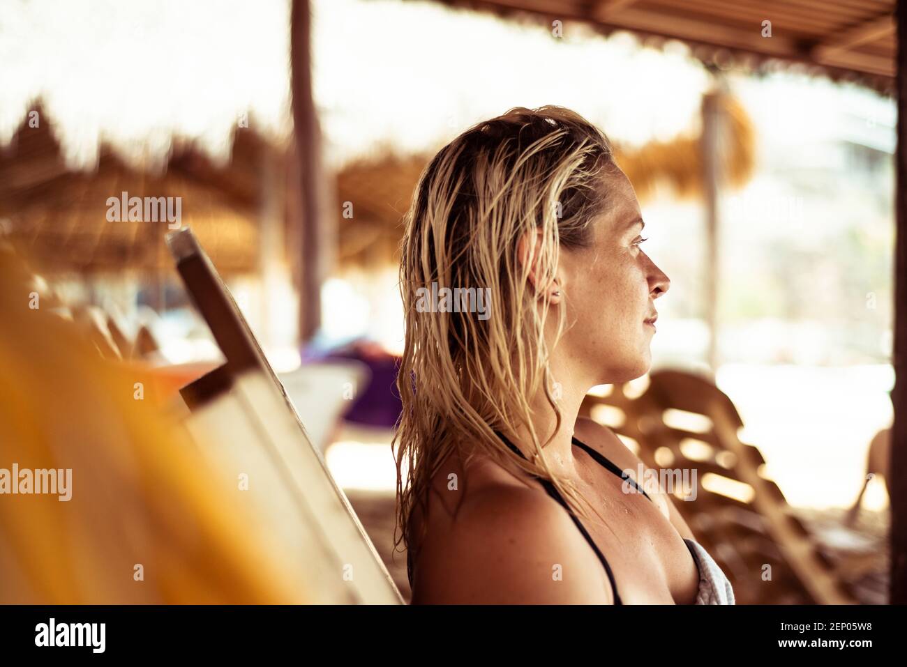 Blonde Frau mit nassem Haar am Strand an der mexikanischen Küste Mazunte Mexiko Stockfoto