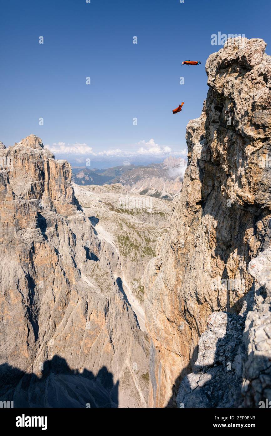 Wingsuit Base Jumper springen von einem Berg Stockfoto