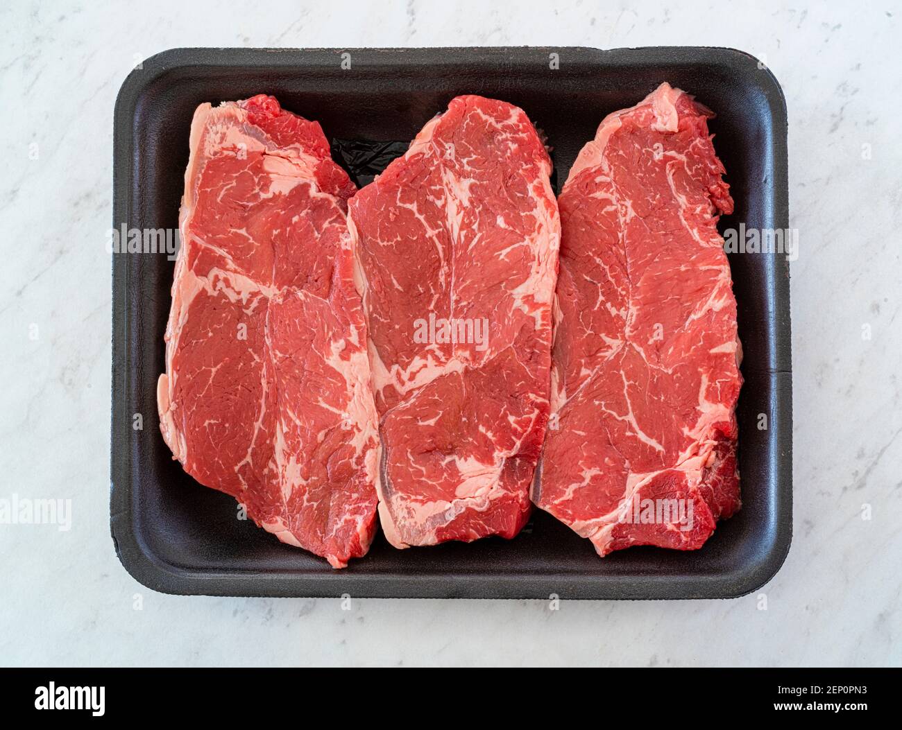 Marmoriertes Rindfleisch Striploin Steak auf einem Lebensmittelgeschäft Styropor Tablett Stockfoto