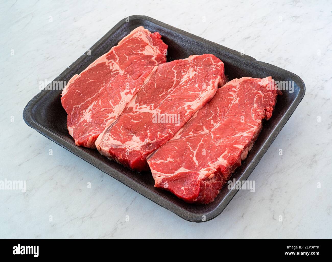 Marmoriertes Rindfleisch Striploin Steak auf einem Lebensmittelgeschäft Styropor Tablett Stockfoto