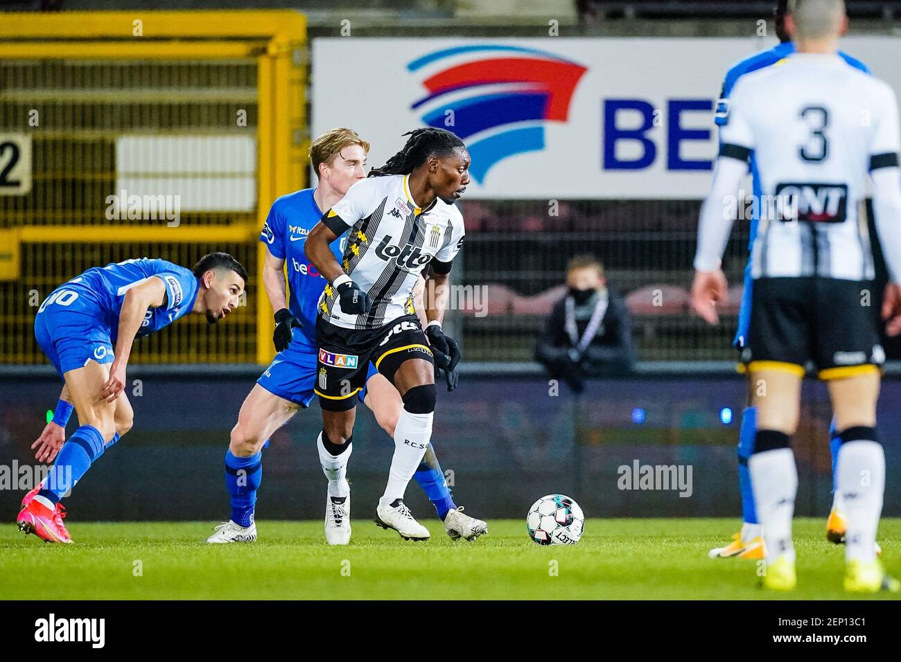 CHARLEROI, BELGIEN - FEBRUAR 26: Daniel Munoz von KRC Genk, Jordan Botaka von Charleroi, Kristian Thorstvedt von KRC Genk während der Belgischen Pro League Stockfoto