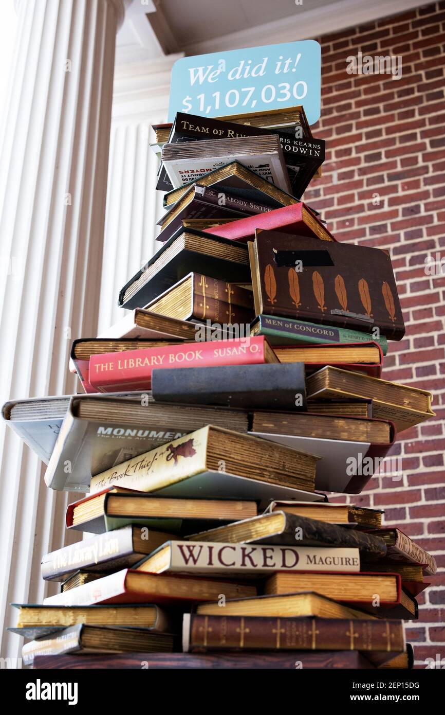 Ein Stapel riesiger Bücher, die vor der Concord Free Public Library in Concord, Massachusetts, USA, ausgestellt werden, um die für eine Renovierung aufgeworfenen Gelder zu feiern. Stockfoto