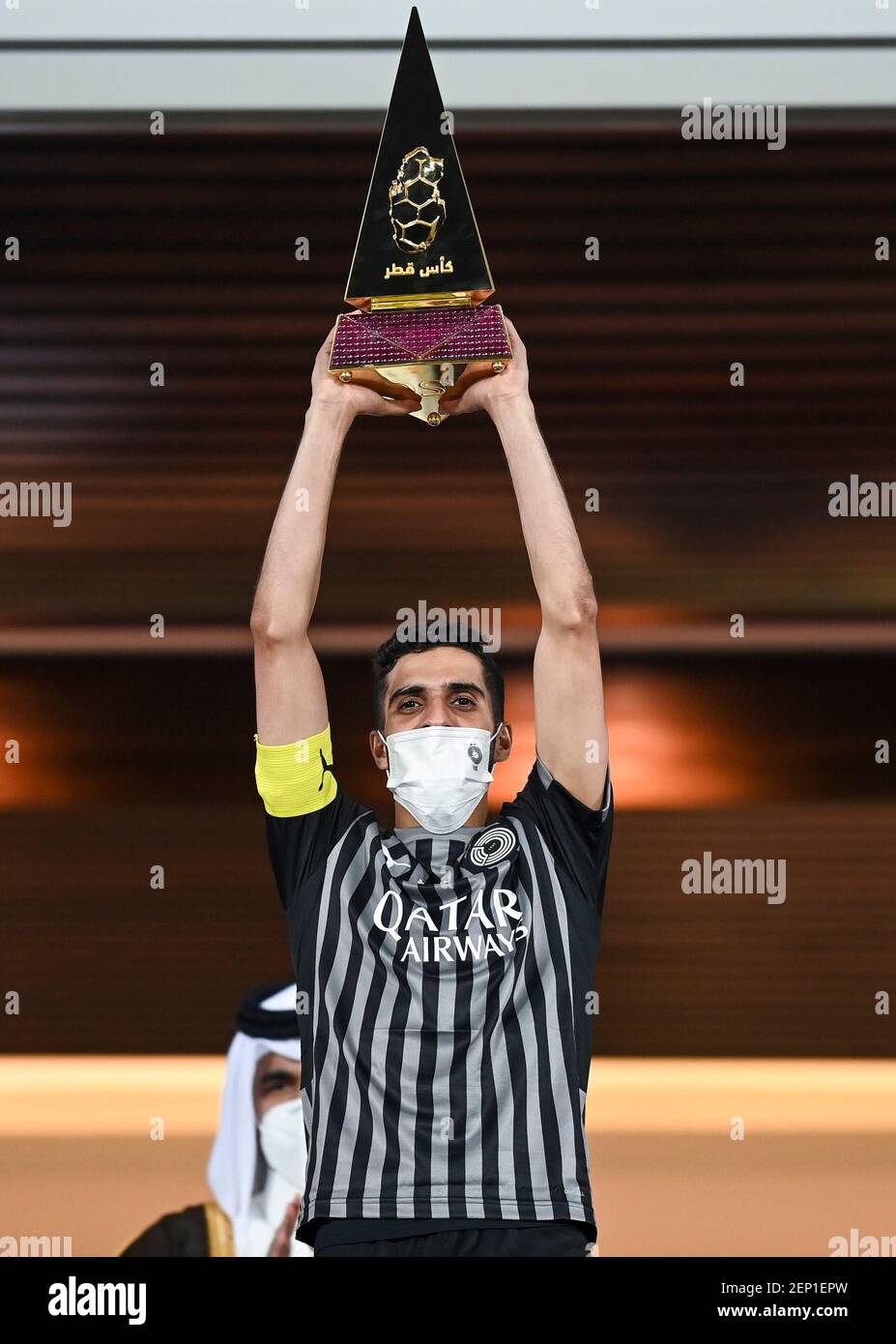 Doha, Katar. Februar 2021, 26th. Al Sadd SC Kapitän Hassan al-Haydos feiert mit der Trophäe nach dem Gewinn des Qatar Cup Finalmatches zwischen Al Sadd SC und Al Duhail SC in Doha, Katar, 26. Februar 2021. Quelle: Nikku/Xinhua/Alamy Live News Stockfoto