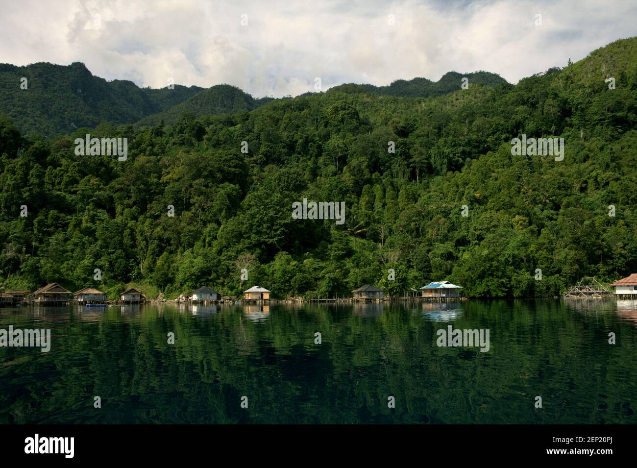 Pfahlbauten oberhalb des Küstenwassers in Sawai, einem Fischerdorf, das sich zum Teil verwandelt und Ökotourismus in Nord-Seram, Central Maluku, Maluku, Indonesien anbietet. Stockfoto