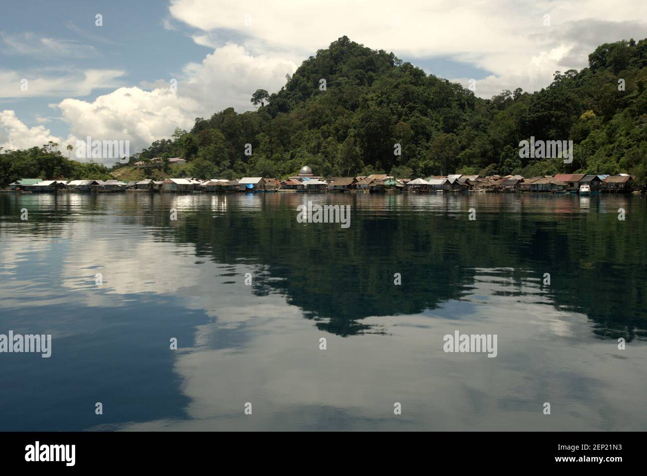 Pfahlbauten oberhalb des Küstenwassers in Sawai, einem Fischerdorf, das sich zum Teil verwandelt und Ökotourismus in Nord-Seram, Central Maluku, Maluku, Indonesien anbietet. Stockfoto