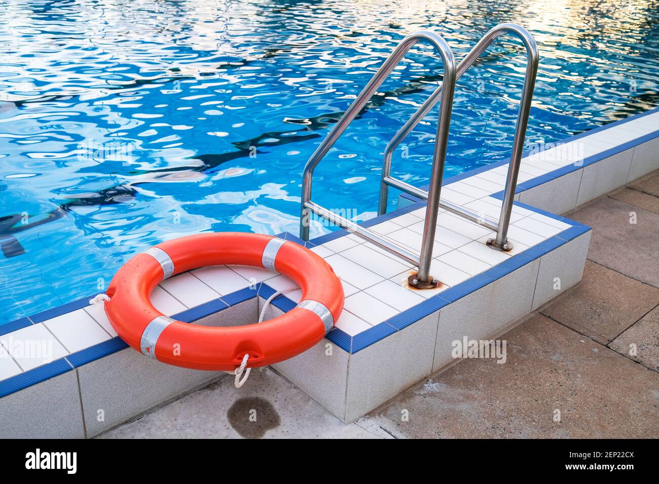 Boje Ring auf der Seite des Schwimmbads neben der Leiter des Schwimmbads, Wassersicherheitskonzept Stockfoto
