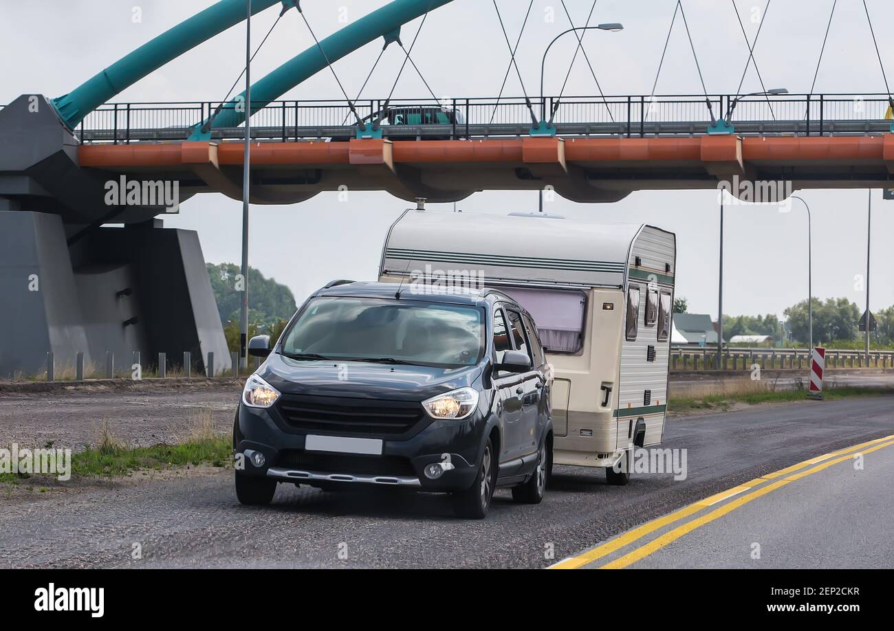 Auto mit einem Campinganhänger auf der Autobahn Stockfoto