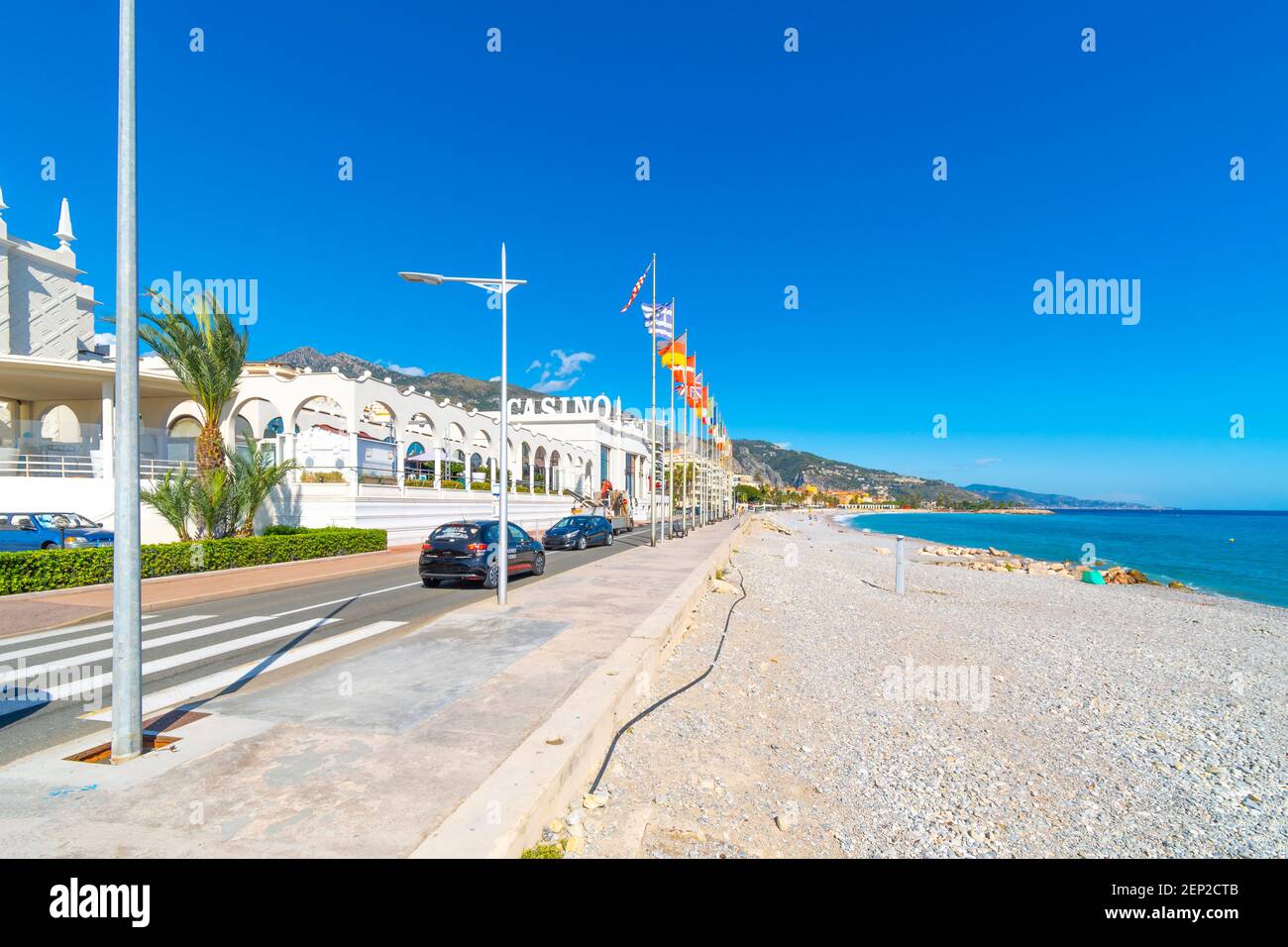 Allgemeine Ansicht der Casino Barrière Flaggen und Zeichen entlang der Küste der französischen Riviera in Menton, Frankreich Stockfoto