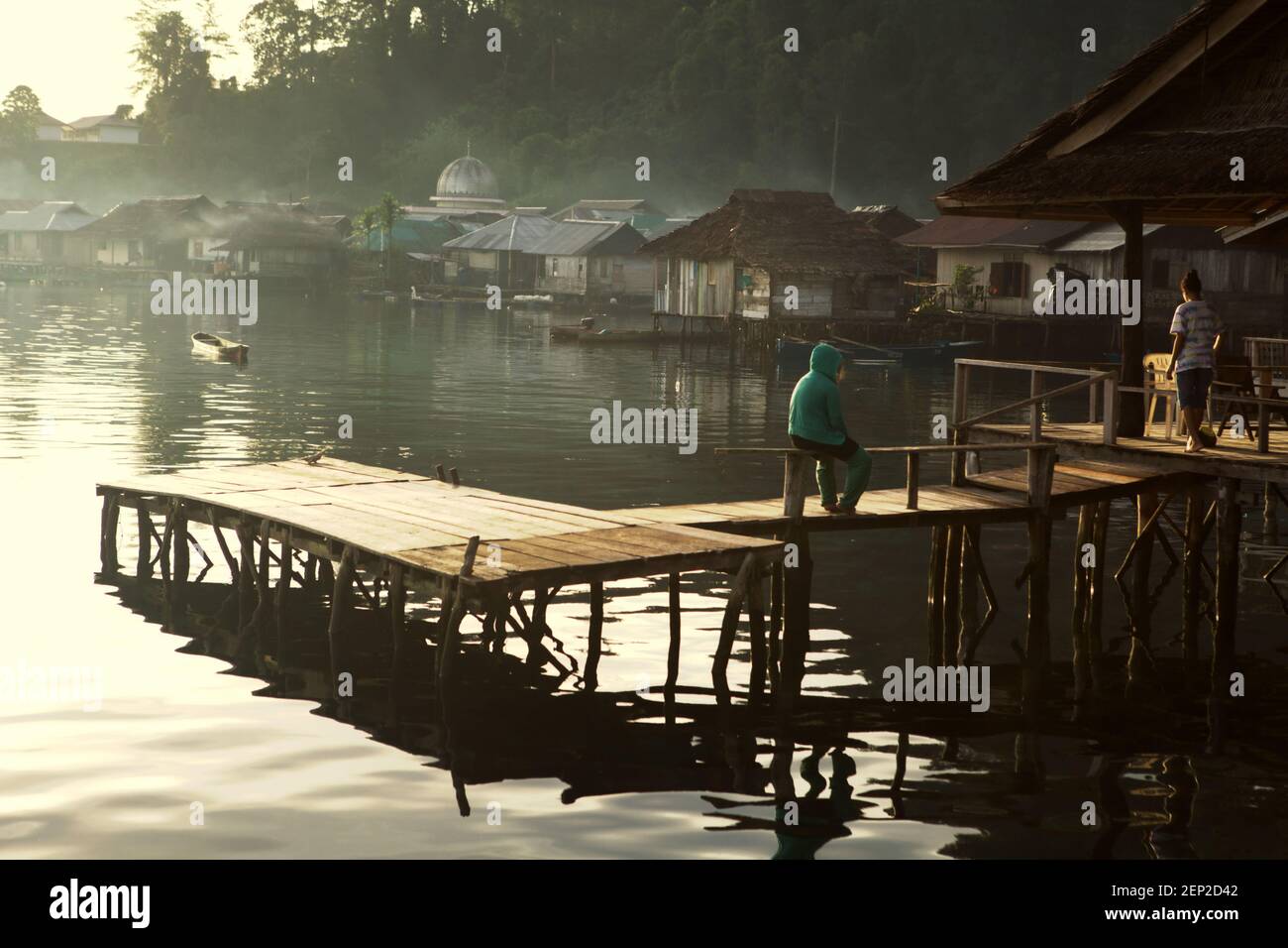 Eine Anlegestelle einer Öko-Lodge im Hintergrund des Fischerdorfes Sawai in North Seram, Central Maluku, Maluku, Indonesien. Stockfoto