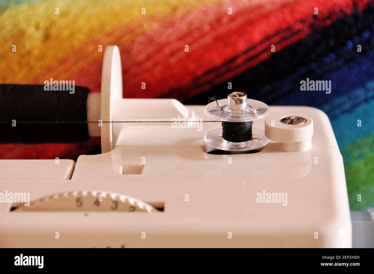 Vorrichtung zum Aufwickeln von Gewinde an einer Spule auf einem elektrischen Nähmaschine Stockfoto
