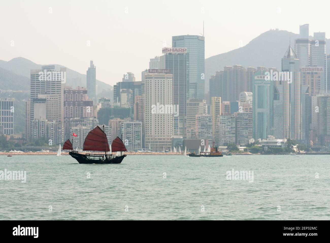 Hongkong, China - Oktober 10th 2009: Junk-Segeln im Victoria Hafen. Der Hafen ist besonders an Wochenenden mit privaten Yachten voll. Stockfoto