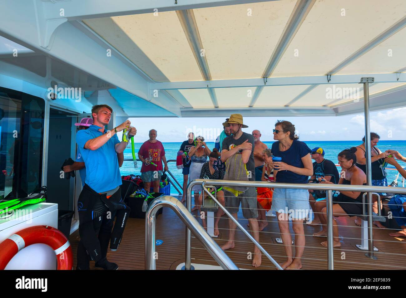 Ein Tauchlehrer lehrt Touristen während einer Tour zur Lady Musgrave Insel, zum Southern Great Barrier Reef, Queensland, QLD, Australien, wie man einen Schnorchel benutzt Stockfoto